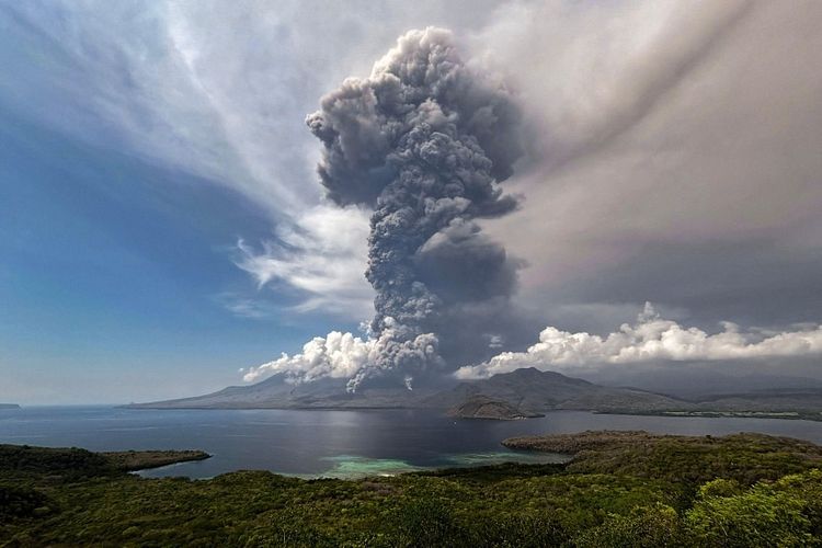 Bali volcano eruption