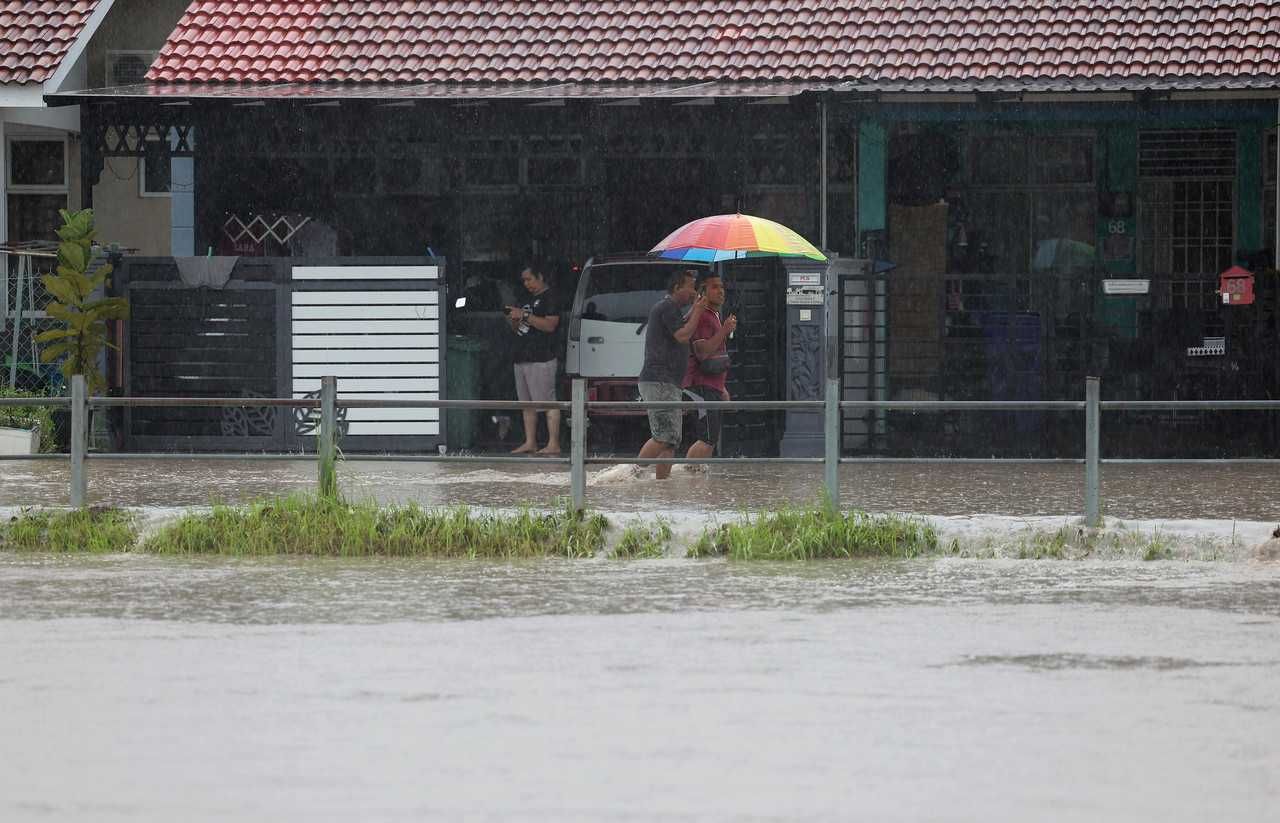 Thousands evacuated as floods hit Johor